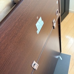 ダークブラウン 本棚 電源タップ付きの画像