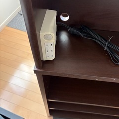 ダークブラウン 本棚 電源タップ付きの画像