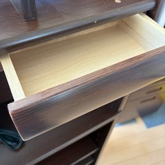 ダークブラウン 本棚 電源タップ付きの画像