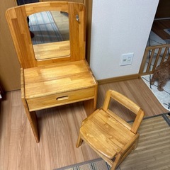 子供用ドレッサーとイス
