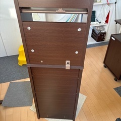 ダークブラウンの木製本棚 3段の画像