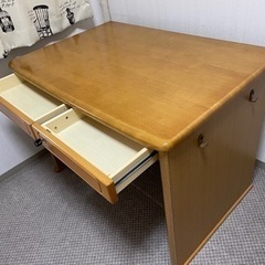 【今週中】学習机　事務机　作業デスク　カギあり　コンセントありの画像