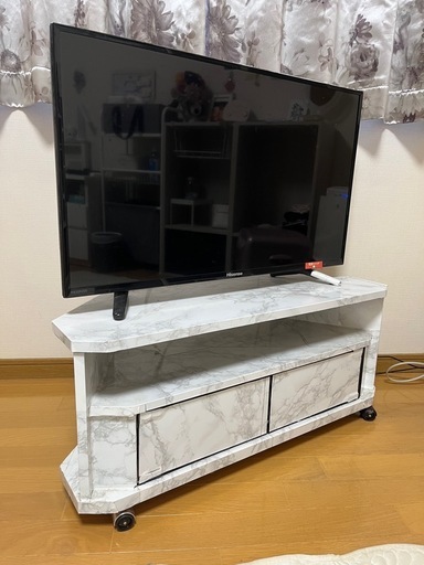 【美品】32型　Hisense 液晶テレビ　　角におけるテレビ台付き!