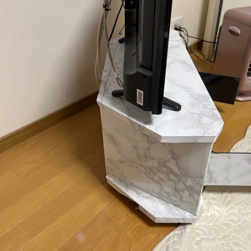 【美品】32型　Hisense 液晶テレビ　　角におけるテレビ台付き!