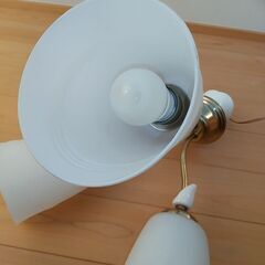 最終価格です。値下げしました。ちょっぴりレトロなシャンデリア。洋室にはもちろん玄関ホールにも。の画像