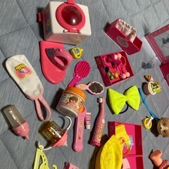 メルちゃんお片づけセット、服や歯ブラシ、小物類などセットの画像
