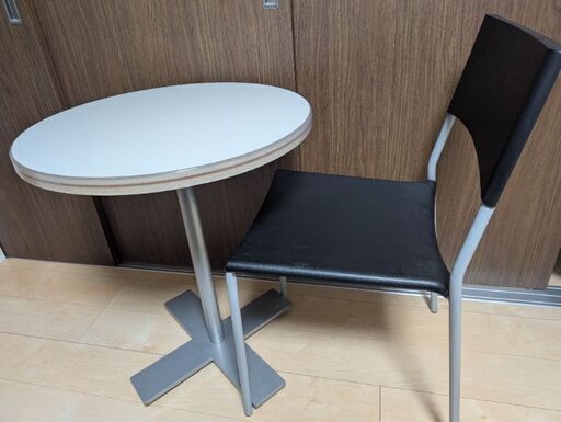 【12/21に取下ます】イタリア製カフェテーブルとチェアのセットです