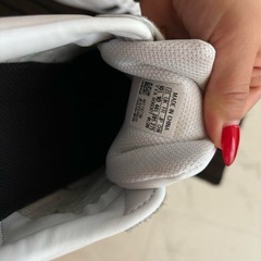 タイムセール本日1000円値下げ　adidasスニーカーの画像