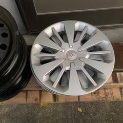 純正ホイルと純正ホイルカバー
