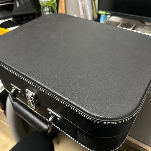 黒色のスピーカー内蔵型レコードプレイヤー