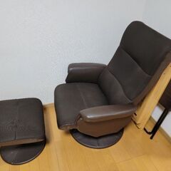 リクライニングチェア、机の３点セットの画像