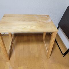 リクライニングチェア、机の３点セットの画像