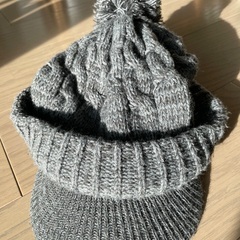 ツバつきニット帽