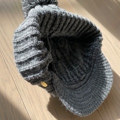 ツバつきニット帽の画像