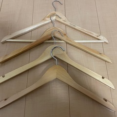 木製ハンガー4本