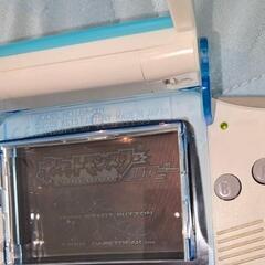 ゲームボーイアドバイスと付属品の画像