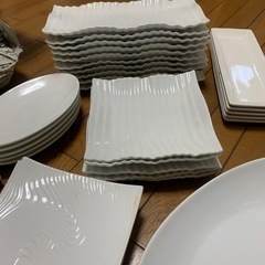 白いお皿（汚れてます、洗ったらきれいになります)の画像