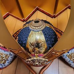 兜と金屏風の画像