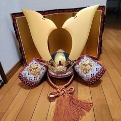 兜と金屏風の画像