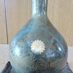 花瓶　岡崎銅器　端峰作　未使用　中央に伝統工芸　鋳物　菊の紋入り　濃い緑にまだら柄の画像