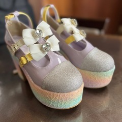 キラキラ　エナメル　厚底サンダル