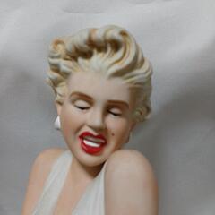 マリリンモンロー 7年目の浮気 陶器ボトル マリリンモンロー「七年目の浮気」陶器ボトル 開栓済 - メルカリ