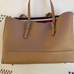 TOMMY HILFIGER バックの画像