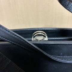 手提げバッグ　皮革製の画像