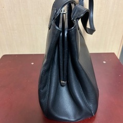 手提げバッグ　皮革製の画像