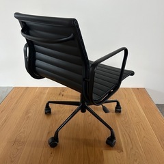 オフィスチェア　イームズ アルミナムチェア　リプロダクトの画像