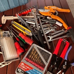 工具箱と工具類の画像