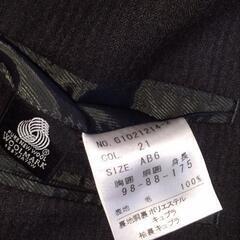 男性スーツ黒？濃いめのグレー？の画像