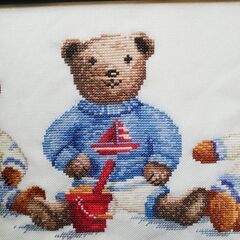 くまクロスステッチ作品　額入り　20☓36.5cmの画像