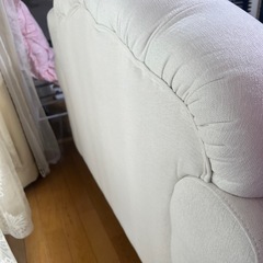 リュバンシュ　吉川ひなの　ソファの画像