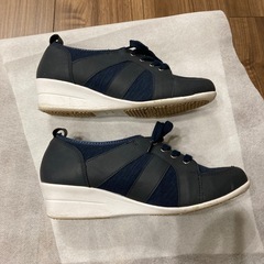 ヒールスニーカー　23.5cmの画像