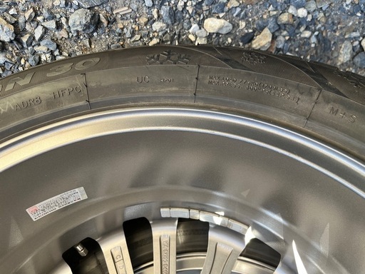 ホイール付きスタッドレスタイヤ　
225/60R16