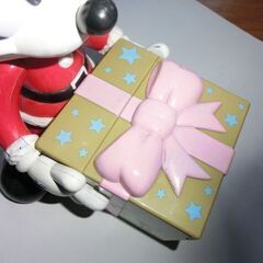 ●ミッキーの贈り物、年代物ご理解ある方のみ、●メロディーは蓋を開けるとクリスマスソングが鳴りますが、音が小さく近くに寄せないと聞き取りずらい単三電池2本入ってます）物入れ。置物としてご利用ください、画像参照、★お手数おかけいたします、プロフィール必読ですの画像