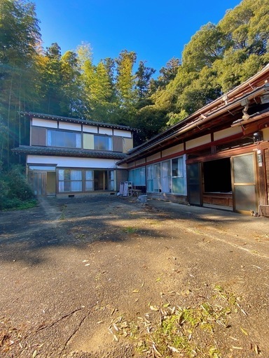 ㊗️ 屋根付き駐車場2台！＋敷地内駐車場8台! 敷地面積718坪、竹藪に