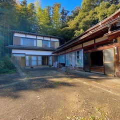 ㊗️ 屋根付き駐車場2台！＋敷地内駐車場8台! 敷地面積718坪...
