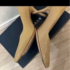 COLEHAANパンプスの画像