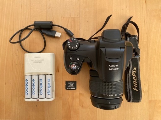 【引渡済】FUJIFILM finepix s6000fd (エネループ4本+充電器付)