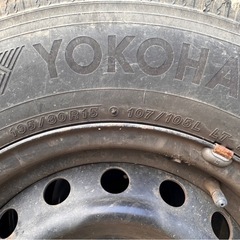 値下げ中！ハイエース　中古スタッドレスタイヤ（ホイルキャップ付）　の画像