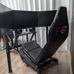 シムレーシングコックピット　モニター3台の画像