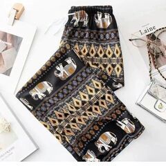 ②	タイで人気の象柄パンツで軽い生地でウエストは、伸縮性があるゴム仕様なので快適な履き心地です。サイズはウエストは40インチまで伸縮可能で、長さは95センチメートルで脚幅は20〜22インチです。柄は4タイプありますのでお好みのタイプをお選びいただけます。890円とタイで売られている価格より安い値段での販売です。の画像