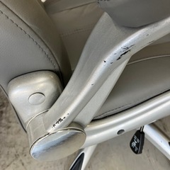 K2412-294オフィスチェア レクアス グレー 可動肘付き キズ汚れ剥がれ有り①の画像