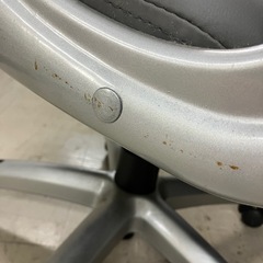 K2412-295 オフィスコム オフィスチェア レクアス グレー 可動肘付き キズ汚れ剥がれ有り②の画像