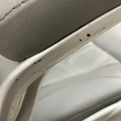 K2412-295 オフィスコム オフィスチェア レクアス グレー 可動肘付き キズ汚れ剥がれ有り②の画像