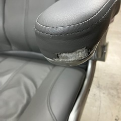 K2412-296 オフィスコム オフィスチェア レクアス グレー 可動肘付き キズ汚れ剥がれ有り③の画像