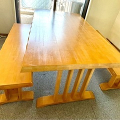 フリーに座れるベンチチェア付ダイニングテーブル