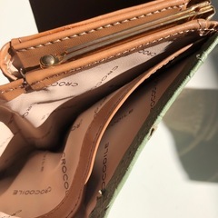 【未使用品】CROCODILE 花素押し がま口 財布 三つ折り財布 若草色 ゴールド金具 レディース 服飾小物の画像